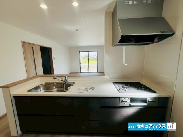 【本日ご案内可能】大府市米田町4丁目　全4棟のキッチン|【キッチン】
◆同時にたくさんの料理が調理できる3口コンロ。「焼く・蒸す・煮る」の工程を同時進行で進めることができるので、料理を素早く作ることができます。育児でバタバタ忙しいママに嬉しい♪　　　　　　