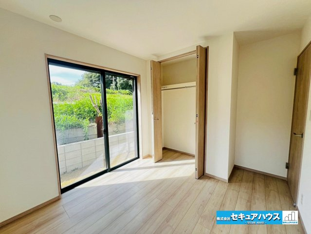 【本日ご案内可能】大府市米田町4丁目　全4棟の洋室|【1階洋室5.25帖】
◆階段の上り下りが不要で生活動線がコンパクトになるのが最大のメリットです。将来の寝室として活用できるほか、子供の遊び場やテレワーク部屋など多目的に使うことができます。　　　　　