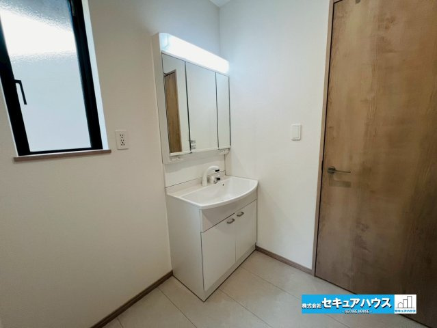 【本日ご案内可能】大府市米田町4丁目　全4棟の独立洗面台|【洗面台】
◆鏡の裏にはたっぷりと収納スペースを標準装備！
◆電源を付属しているのでドライヤーなど利用できます。
◆洗面台下にも収納スペースがあるため洗剤やシャンプーなどのストックをいれられます。　　