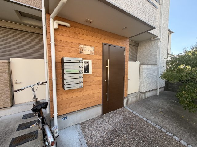 ポラリス摂津 R棟のエントランス