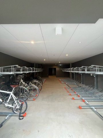 セレニテ難波グランデシュッドの駐車場