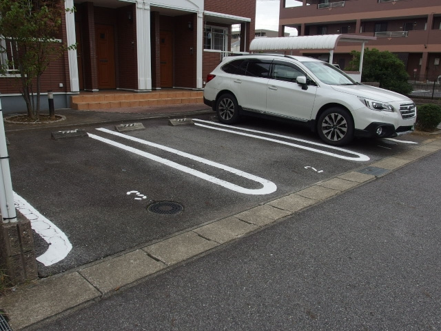 ルナ　エ　ステラＡの駐車場