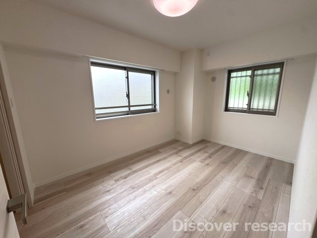 プレシス多摩永山レヴィエの洋室|２面採光の明るい洋室です。