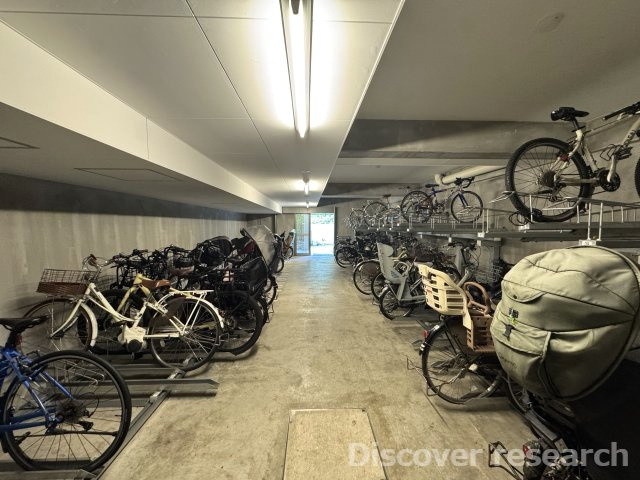 プレシス多摩永山レヴィエの駐輪場|屋内にある為、自転車を雨風からしのぐことができます。