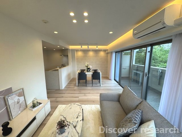 プレシス多摩永山レヴィエの居間・リビング|オシャレな間接照明、ダウンライトがあります。明るさを調整することも可能です。