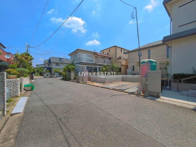 越谷市大字大房 新築分譲住宅の前面道路含む現地写真