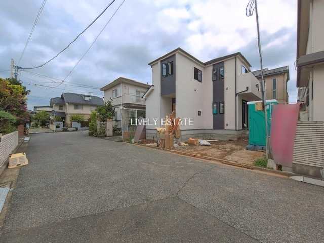 越谷市大字大房 新築分譲住宅の前面道路含む現地写真