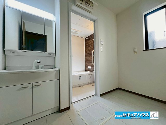 【本日ご案内可能】大府市米田町4丁目　全4棟の内観：施工例|【高機能トイレイメージ】
◆高機能トイレの多くは便器のフタの開閉が自動であり、使用後に手動で水を流す面倒もなく非常に便利です。スタイリッシュな見た目で、お掃除しやすく、節水効果が高いです。
