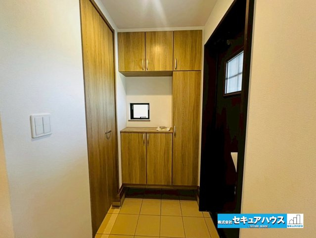 【本日ご案内可能】大府市米田町4丁目　全4棟の内観：施工例|【玄関イメージ】
◆お家に出会う人々を迎える玄関だからこそ、広々清潔感あふれる空間にしたいものです。採光・通風にも配慮された設計で毎日明るい空間をキープします♪