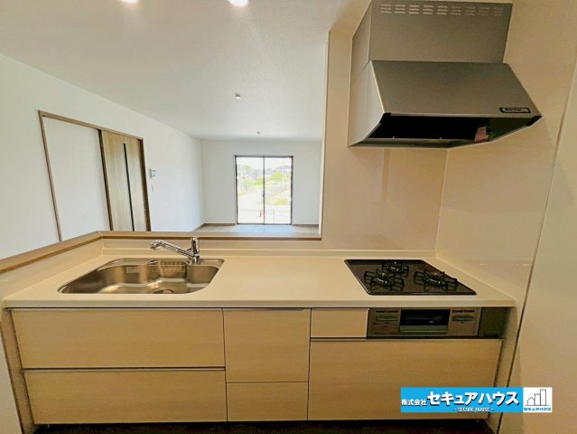 【本日ご案内可能】大府市米田町4丁目　全4棟の内観：施工例|【洗面台イメージ】
◆鏡の裏にはたっぷりと収納スペースを標準装備！
◆電源を付属しているのでドライヤーなど利用できます。
