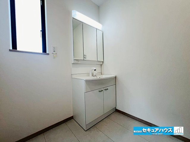 【本日ご案内可能】大府市米田町4丁目　全4棟の独立洗面台|【洗面台】
◆鏡の裏にはたっぷりと収納スペースを標準装備！
◆電源を付属しているのでドライヤーなど利用できます。
◆洗面台下にも収納スペースがあるため洗剤やシャンプーなどのストックをいれられます。　　