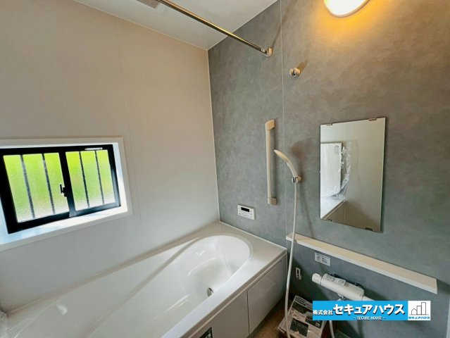 【本日ご案内可能】大府市米田町4丁目　全4棟の浴室|【浴室】
◆アクセントパネルで落ち着きのある雰囲気を演出します。毎日の疲れを癒やすバスタイムをお楽しみ下さい！
◆窓付きで、カビの繁殖を抑える効果があります。
◆追い炊き機能を備えたオートバスです。　