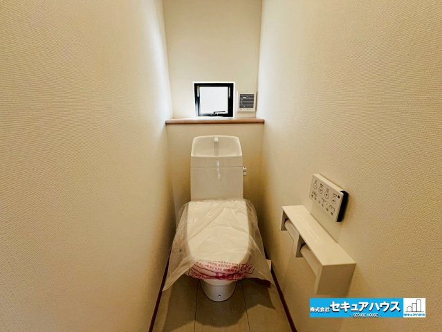 【本日ご案内可能】大府市米田町4丁目　全4棟のトイレ|【高機能トイレ】
◆高機能トイレの多くは便器のフタの開閉が自動であり、使用後に手動で水を流す面倒もなく非常に便利です。スタイリッシュな見た目で、お掃除しやすく、節水効果が高いです。　　　　　　　　　　