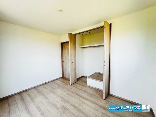 【本日ご案内可能】大府市米田町4丁目　全4棟の洋室|【洋室6帖】
◆広々とした居住空間は日々の暮らしを彩り、心のやすらぎと満足感を与えてくれます。通風と採光を考慮した設計は子供たちはのびのび育ち、家族でくつろぎと団らんを生み出します。　　　　　　　　　