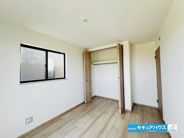 【本日ご案内可能】大府市米田町4丁目　全4棟の洋室|【洋室6帖】
◆家族一人ひとりの大切なプライベート空間。趣味に合わせて使って頂けるようシンプルに仕上げてあります。暮らし心地を大きく左右する収納を、適材適所に配置し使い勝手を考慮しました。　