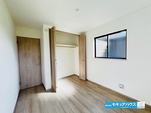 【本日ご案内可能】大府市米田町4丁目　全4棟の洋室|【洋室5.25帖】
◆お子様のお部屋や主寝室、来客時の宿泊室、趣味のお部屋としてもご利用いただけます♪
◆全居室収納付きのため各居室ごとにお洋服や荷物をしまうことができます。