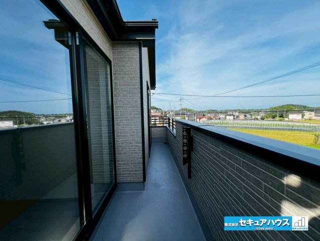 【本日ご案内可能】大府市米田町4丁目　全4棟のバルコニー|【バルコニー】
◆見晴らしもよく、太陽の温かな温もりをめいっぱい受け止めてくれます。
太陽の光と爽やかな風を受けたお洗濯物はあっという間に乾き、取りこむ時には太陽の匂いを感じられそうですね。　　　　　