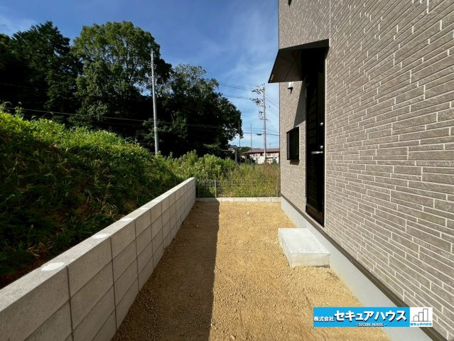 【本日ご案内可能】大府市米田町4丁目　全4棟の庭|【庭】
◆お庭付きの物件です。勝手口から出入りできます。
◆ガーデニングや子どものちょっとした遊び場など、プライベートな空間として多目的に活用できます。　　　　　　　　　　　　　　　　　　　　　　　　