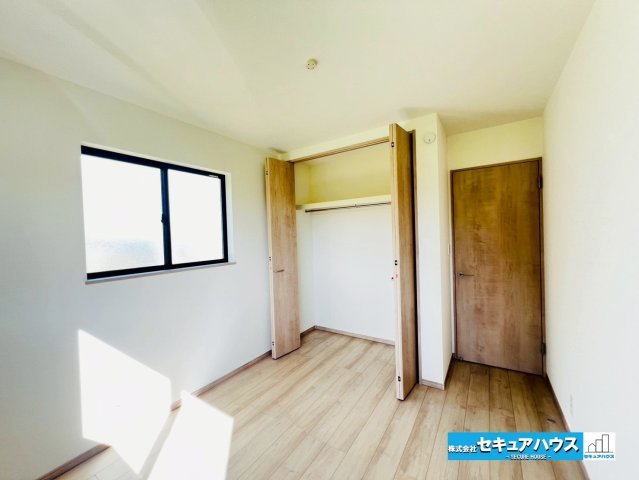 【本日ご案内可能】大府市米田町4丁目　全4棟の洋室|【洋室5.25帖】
◆2階に4部屋洋室の設計です。1階に広いLDKや水回りを確保しつつ、家族全員の個室やワークスペースをしっかりと分けることができます。全居室フローリングのためお掃除も楽々です♪　　　