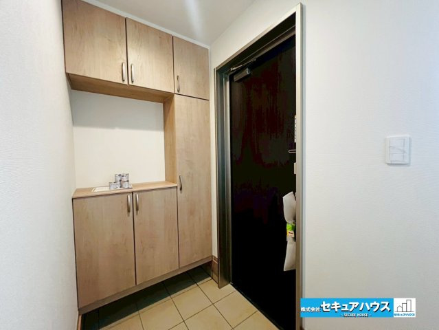 【本日ご案内可能】大府市米田町4丁目　全4棟の玄関|【玄関】
◆採光・通風にも配慮された設計で毎日明るい空間をキープします♪
◆玄関には収納豊富なシューズボックスが設置されています。家族の靴もすっきりと片付きます。
◆ダブルロックキーで防犯面も安心♪　