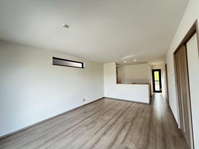 【本日ご案内可能】大府市米田町4丁目　全4棟の居間・リビング|【LDK20帖】
◆通学から帰宅し、リビングルームで会話を楽しむ子ども達。リビングから臨む景色は太陽色に染まり、解放感溢れゆったりとしたひと時を過ごすことが出来る素敵な空間です。　　　　　　　　　　　