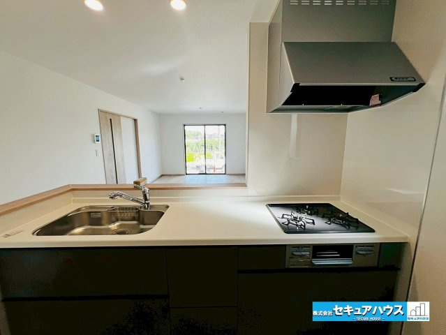 【本日ご案内可能】大府市米田町4丁目　全4棟のキッチン|【キッチン】
◆同時にたくさんの料理が調理できる3口コンロ。「焼く・蒸す・煮る」の工程を同時進行で進めることができるので、料理を素早く作ることができます。育児でバタバタ忙しいママに嬉しい♪　　　　　　
