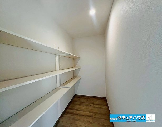【本日ご案内可能】大府市米田町4丁目　全4棟の収納|【パントリー】
◆キッチン背面は広々としたパントリー付きです♪食材や日用品のまとめ買いが容易になり、キッチンの生活感を隠してすっきりとした空間を保つことができます。　　　　　　　　　　　　　　　　　　