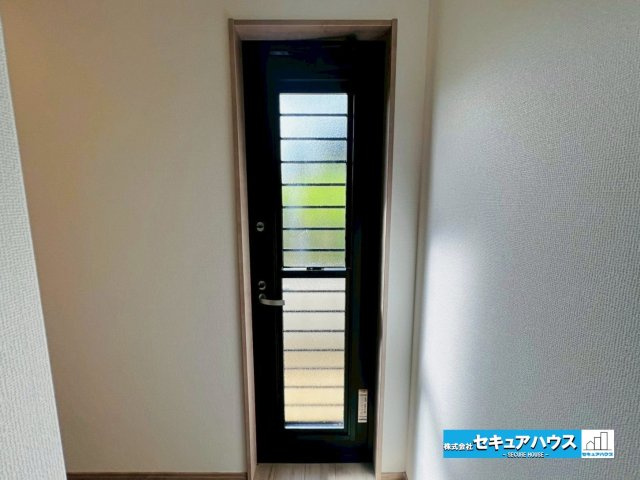 【本日ご案内可能】大府市米田町4丁目　全4棟のその他|【勝手口】
◆お庭に繋がる勝手口付きです。家事動線をスムーズにし、自然光や心地よい風を取り込めるのが最大の魅力です。泥汚れを気にせず行き来できるため、家庭菜園やアウトドア用品の出し入れにも活躍します。