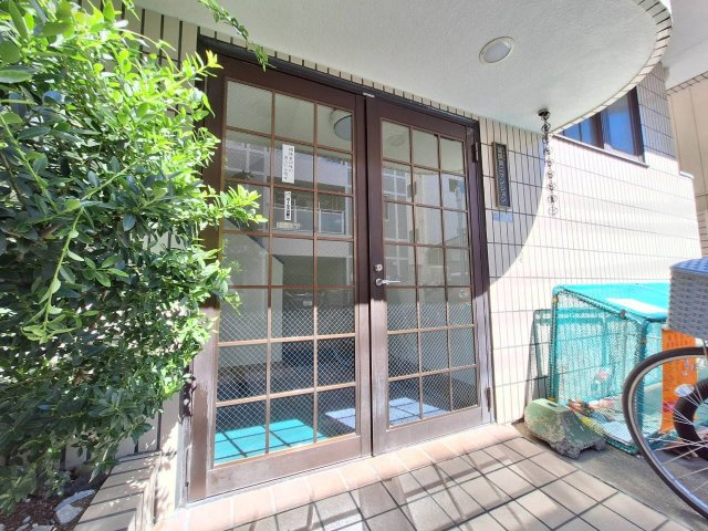 葛岡第二マンションのエントランス