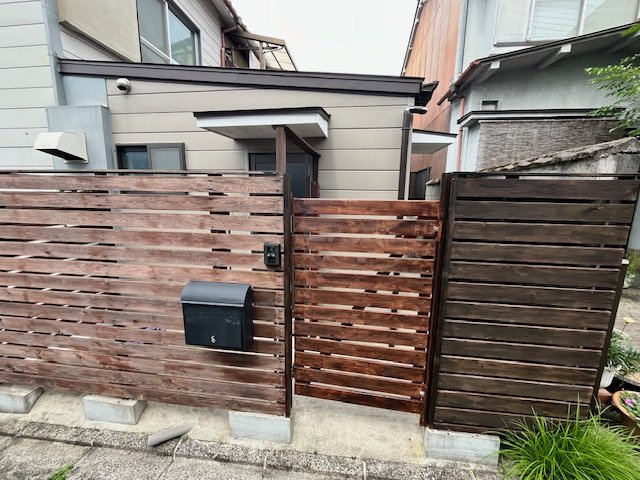 北区鷹峯黒門町貸家のエントランス