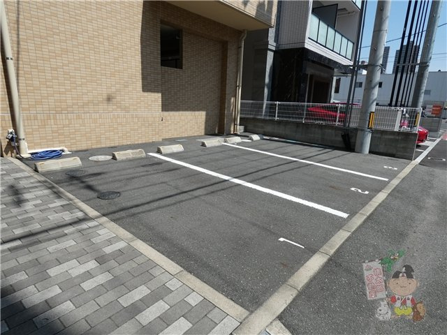 アーバン富田町の駐車場