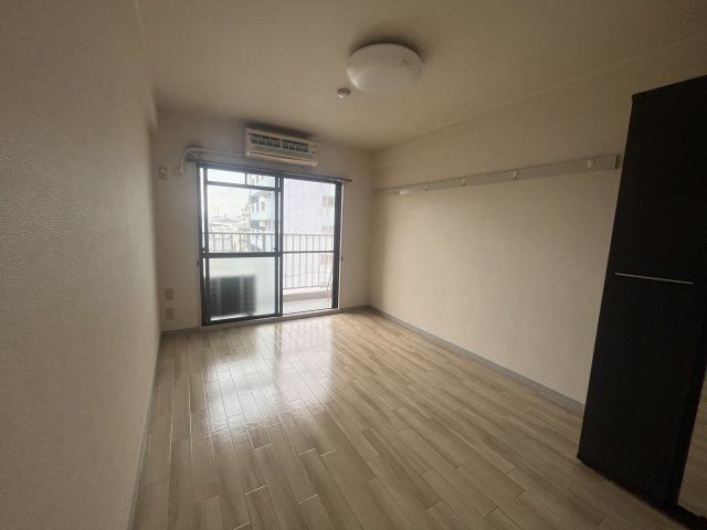 メゾン岡町の居間・リビング