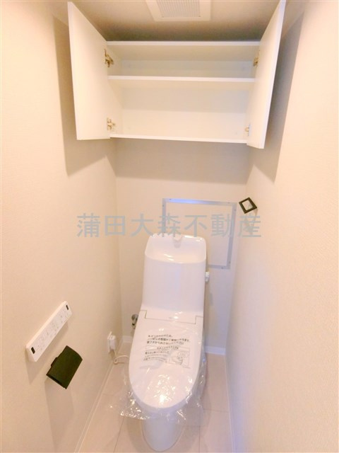 ミリアレジデンス西蒲田の設備|棚収納と温水暖房便座付きのトイレ