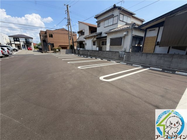 レジデンス尾上町の駐車場