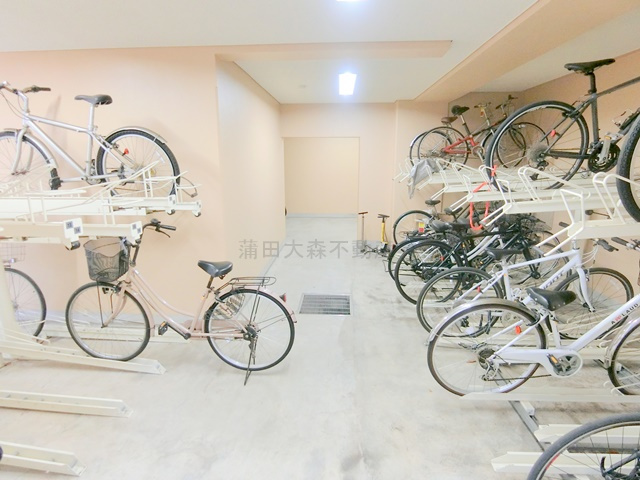 KDXレジデンス雪谷大塚のその他共用部分|屋根付きラック式の駐輪場