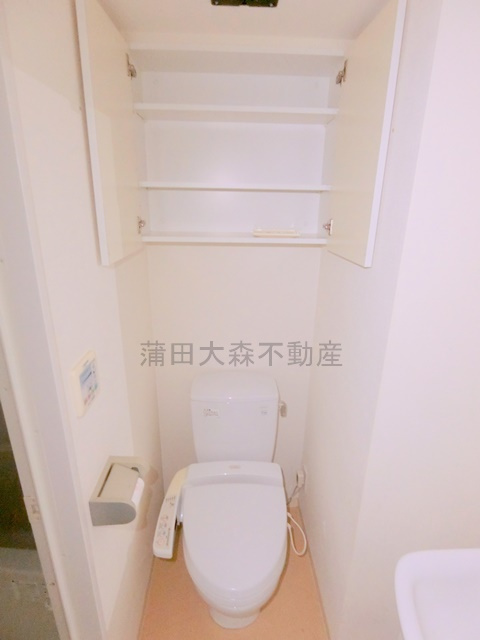 KDXレジデンス雪谷大塚のトイレ|吊り戸棚と温水洗浄便座付きのトイレ　