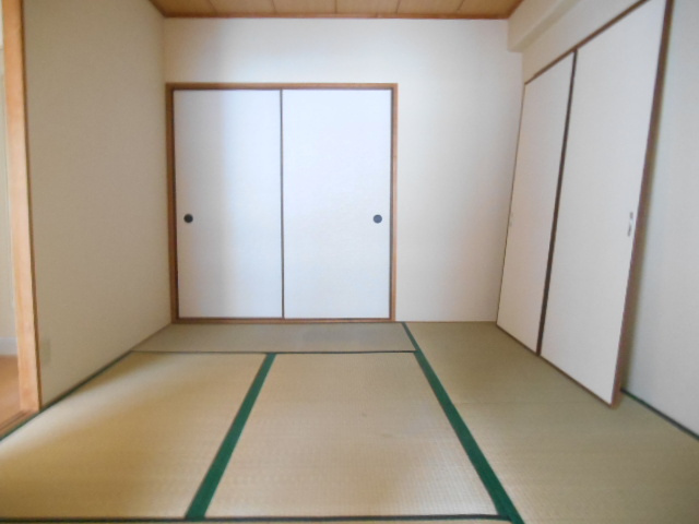 ウエストアップ少路の内装