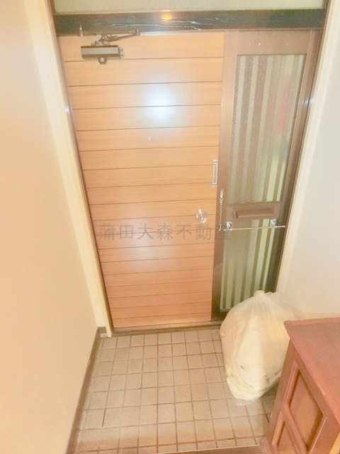 平山ビルの玄関