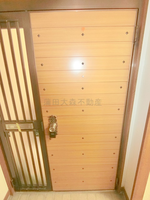 平山ビルの玄関
