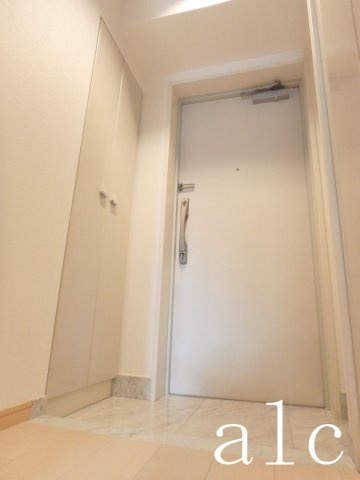 アヴァンツァーレ新宿ピアチェーレの玄関|ゆったりとした玄関です