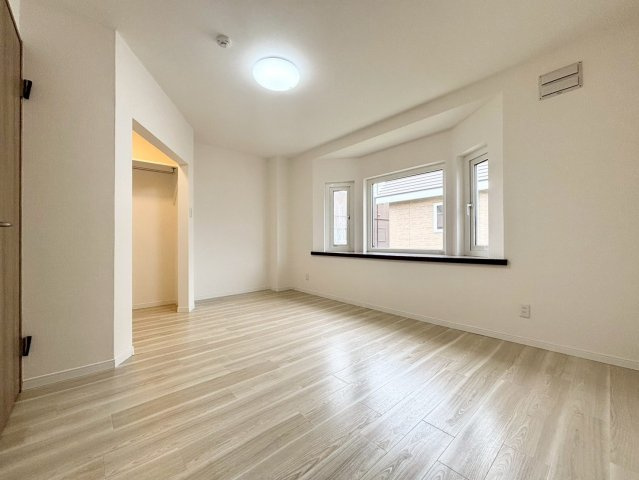 札幌市手稲区星置二条６丁目の中古一戸建の洋室|洋室別角度からの写真。出窓からやさしい光が差し込みます。