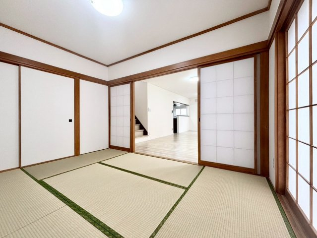 札幌市手稲区星置二条６丁目の中古一戸建の和室|リビングと続き間になった和室は、お子様の遊び場やお昼寝スペース、客間など多目的に活用できます。畳の香りに癒されるくつろぎの空間。