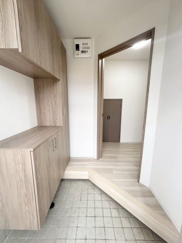 札幌市手稲区星置二条６丁目の中古一戸建の玄関|シューズボックス付きの玄関。カウンター部分は鍵や小物置きとしてはもちろん、お気に入りの雑貨や季節の花を飾るディスプレイスペースとしてもお使いいただけます。