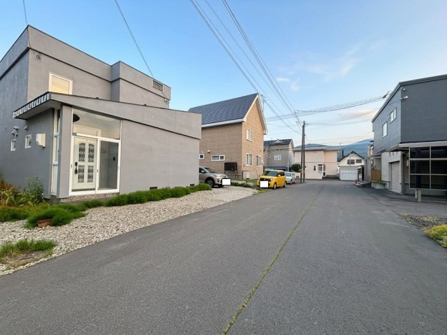 札幌市手稲区星置二条６丁目の中古一戸建の前面道路含む現地写真|北側からの外観。前面道路はゆとりのある約6m幅員。道路との高低差も少なく、お車の出し入れもスムーズに行えます。