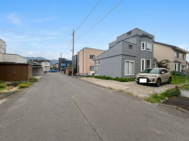 札幌市手稲区星置二条６丁目の中古一戸建の前面道路含む現地写真|南側からの外観。最大３台駐車可能。
