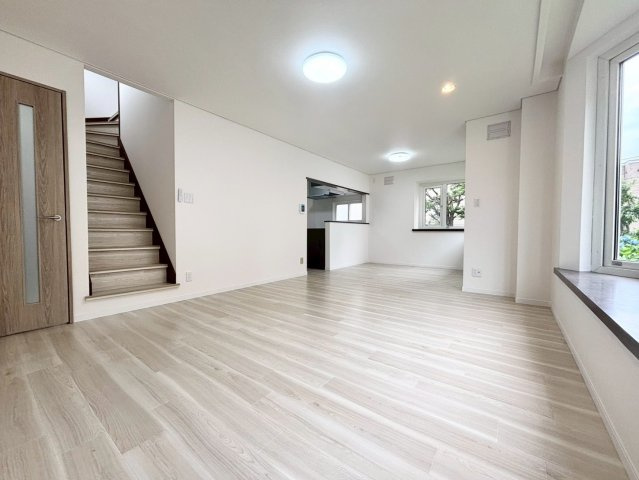 札幌市手稲区星置二条６丁目の中古一戸建の居間・リビング|リビング階段のある開放的なLDK。ご家族が自然と顔を合わせる機会が増え、コミュニケーションが生まれやすい間取り