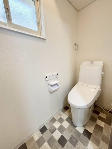札幌市手稲区星置二条６丁目の中古一戸建のトイレ|窓付きで明るく換気もしやすいトイレ