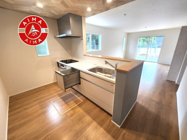 糟屋郡志免町桜丘5丁目第3-1棟（1号棟）のキッチン|ダイニングテーブルへの配膳がラクラク、お料理はかどるカウンター付きシステムキッチン！