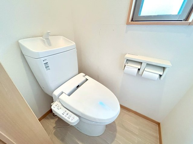 三木市志染町広野8丁目　中古戸建のトイレ