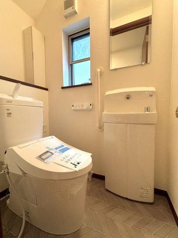 １階トイレはリフォームで新規交換済み！ 便利な収納付き・ウォシュレット付きです！